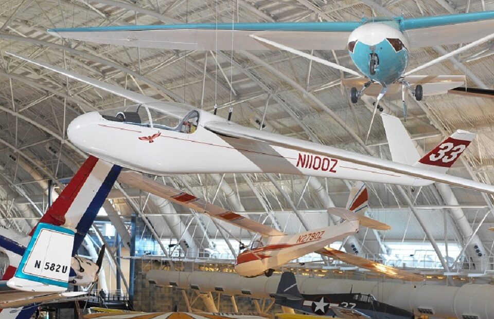 在史密森尼国家空中和太空博物馆展出的滑翔机和飞机