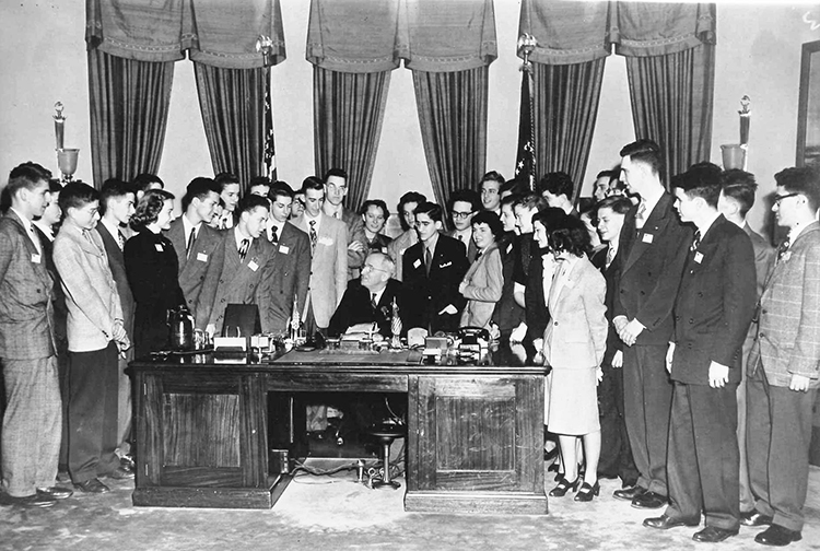 STS 1949决赛，哈里·杜鲁门总统在椭圆形办公室。
