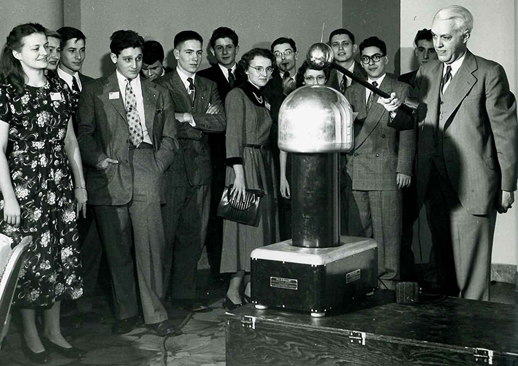 西屋电气公司的理查德·希区柯克博士向STS 1949决赛选手介绍了便携式范德格拉夫发电机“junior”。