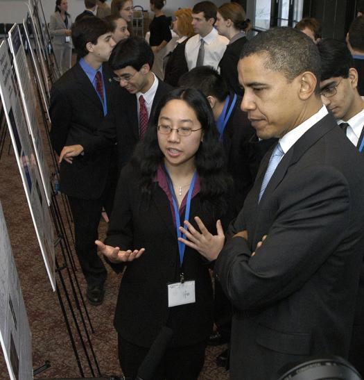 当时，参议员巴拉克·奥巴马在英特尔STS 2006项目公开展览会上观看了辛迪的项目。