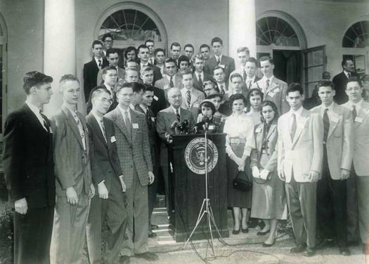 1952年的西屋科学人才搜索决赛选手会见了哈里·杜鲁门总统。