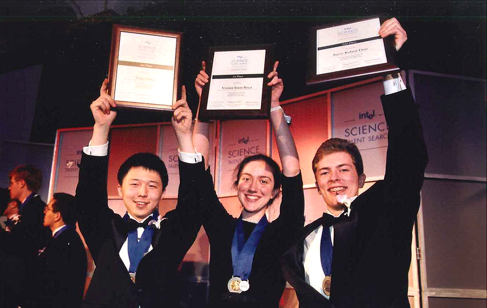 Intel Sts 2000前三名获奖者，包括冯张（左）。