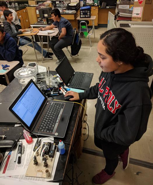 Lizbeth Martinez-Ramos在上午7点从事Bio-Microfluidic项目，她正在学习如何编写计算机脚本。
