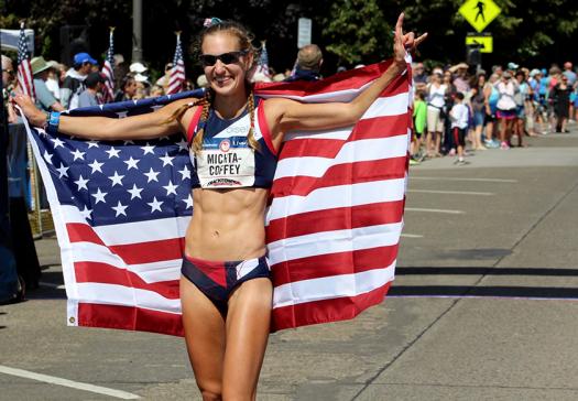 玛丽亚今年夏天赢得奥运试验后持有美国国旗。