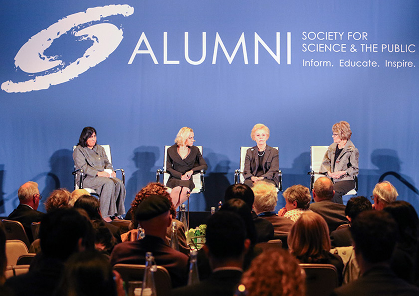 从左至右:埃里卡·安格尔、盖尔·威尔逊和玛丽·苏·科尔曼探讨如何成为一名科学领袖。
