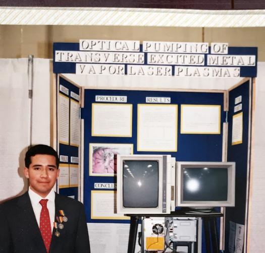 在Intel ISEF 1990上，John Taboada Jr.在他的项目董事会前