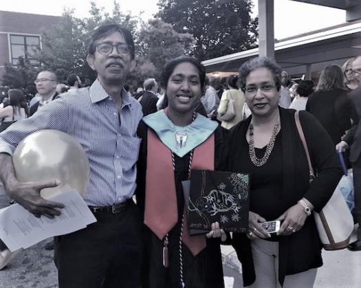 因德拉尼和她的父母在她的高中毕业典礼