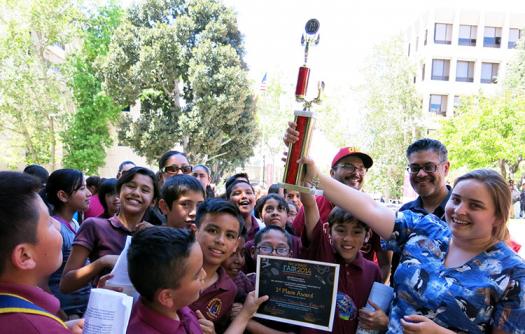 Dieuwertje向低收入和代表性不足的学生教科学。Sheridan小学五年级学生在当地科学博览会上赢得了他们社区水质项目的第一名。