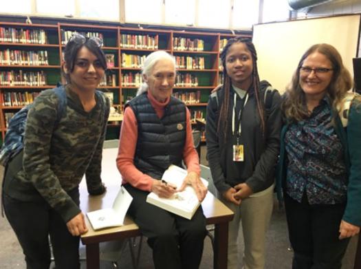 琳达（右）和她的一些学生和支持学校花园的简·古道尔（Jane Goodall）。