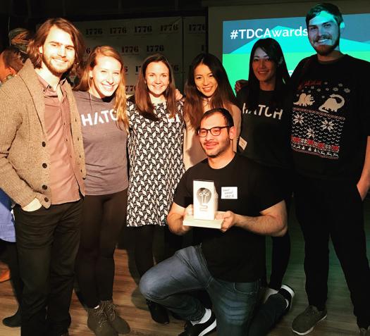 Hatch Apps团队举起了一个奖项。