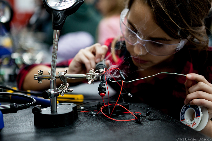 电动女孩教女孩领导力，电子产品和计算机编程技能。