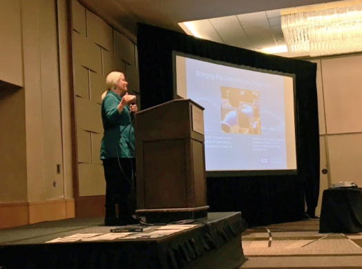 数据海洋研究所的Ruth Krumhansl在2017年研究教师大会上发言。