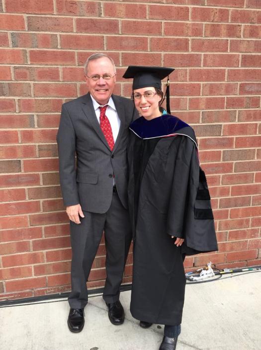 金·斯科特和她父亲在麻省理工学院的戴帽仪式上。