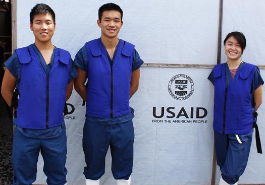 Kevin Tyan(左)和他的联合创始人Katherine Jin和Jason Kang赢得了美国国际开发署抗击埃博拉大挑战，并在利比里亚实地测试了Highlight。