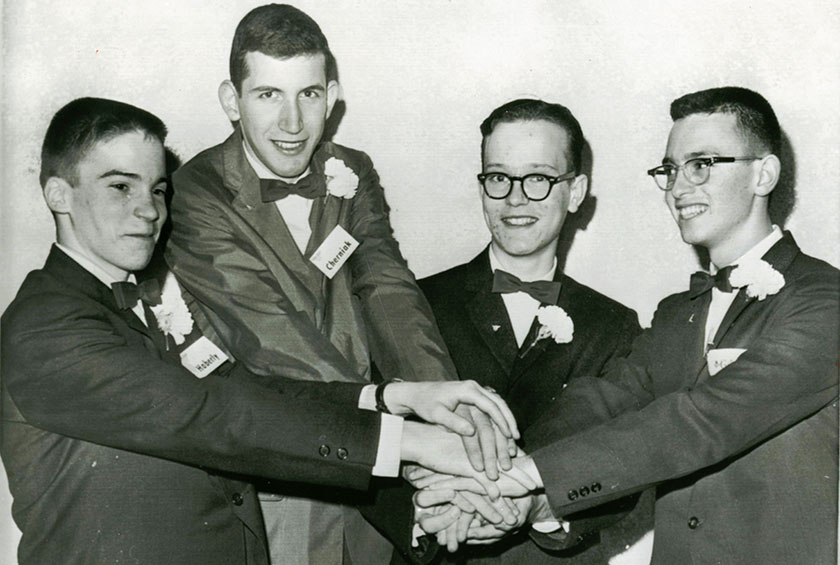 伦纳德·戈迪(右)和其他西屋STS 1962决赛选手。 PHOTO COURTESY OF LEONARD AND JUDITH GORDY.