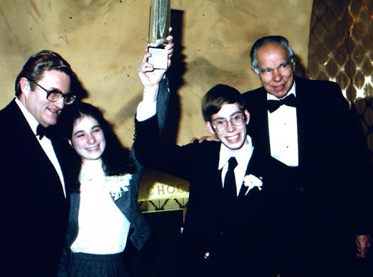 科学服务的Sherburne，第二名获奖者Lisa Randall，第一名获奖者John Andersland和诺贝尔奖得主Glenn seborg在英特尔STS 1980。