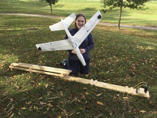 瑞秋在试验她做的飞机模型