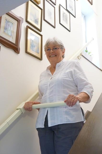 一位女士正在使用由Ruth Amos发明的楼梯稳定器。