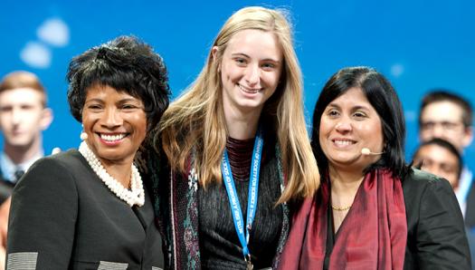 娜塔莉·布什（Natalie Bush）（中心）在2016年英特尔ISEF的舞台上，与英特尔公司首席多样性官Roz Hudnell（左）和科学与公众协会和公众协会的总裁兼首席执行官Maya Ajmera（右）。