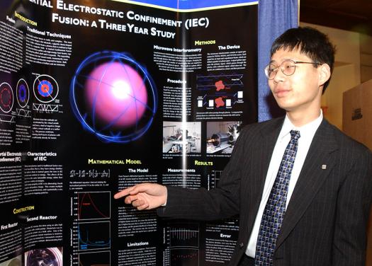 Michael为他的Intel STS 2003项目开发了一种进行核聚变的新颖方法。