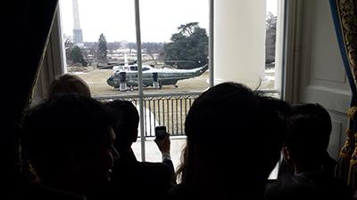 总统巴拉克•奥巴马和米歇尔奥巴马在直升机中留下了会议和迎接。