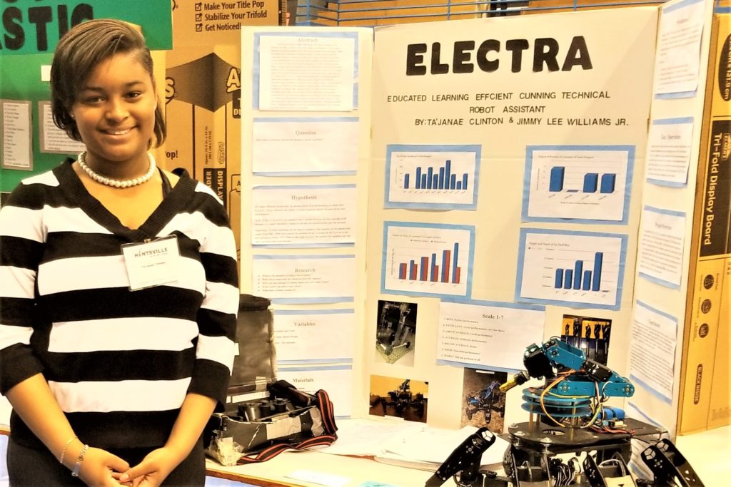 Ta 'Janae和ELECTRA在阿拉巴马科学与工程博览会上合影。