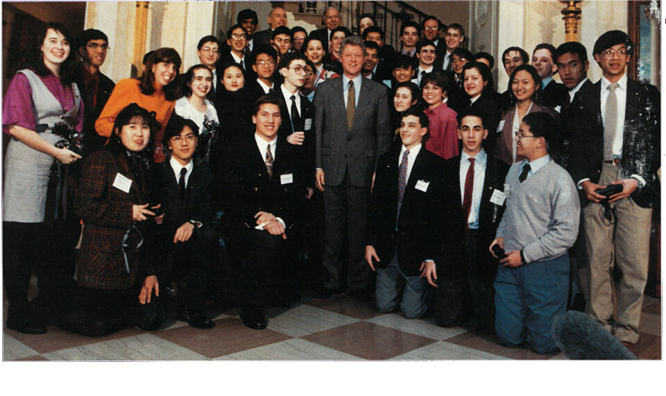 比尔·克林顿（Bill Clinton）总统在1993年的科学人才搜索决赛选手中。