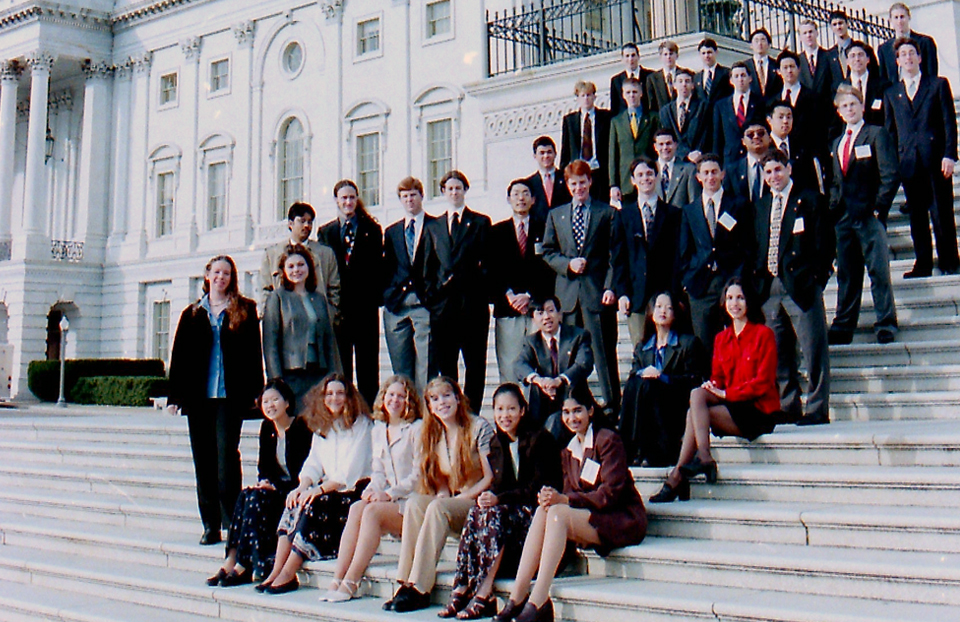 1998年科学天才搜索决赛选手在国会大厦的台阶上。STS。