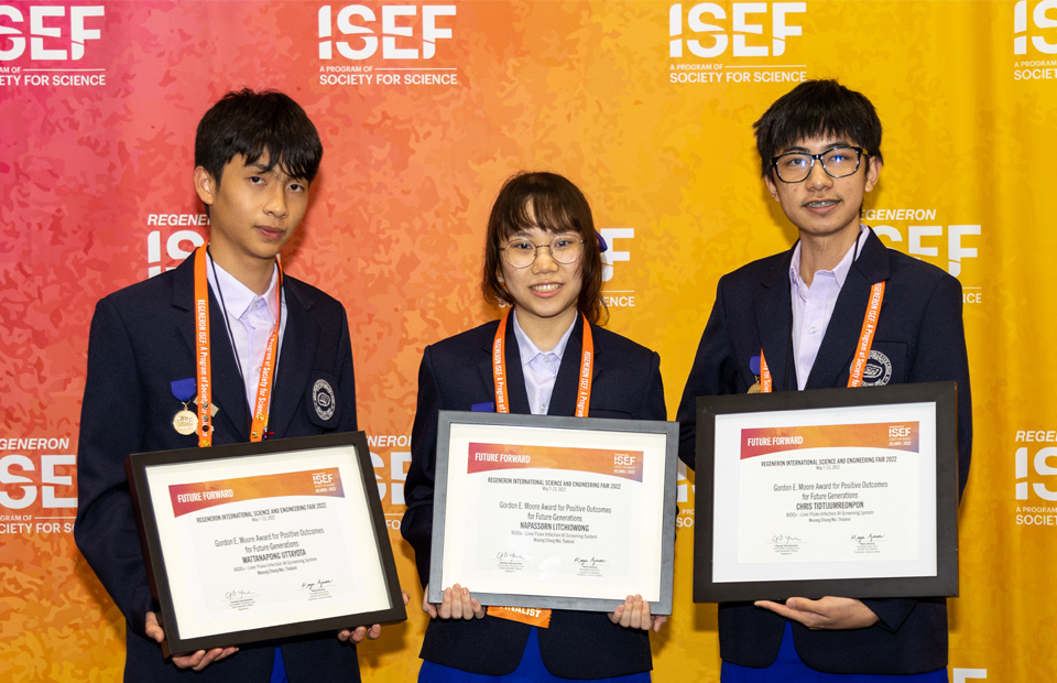 2022年ISEF Gordon E. Moore奖得主:Napassorn Litchiowong、Chris Tidtijumreonpon和Wattanapong Uttayota (Mueang Chiang Mai，泰国)