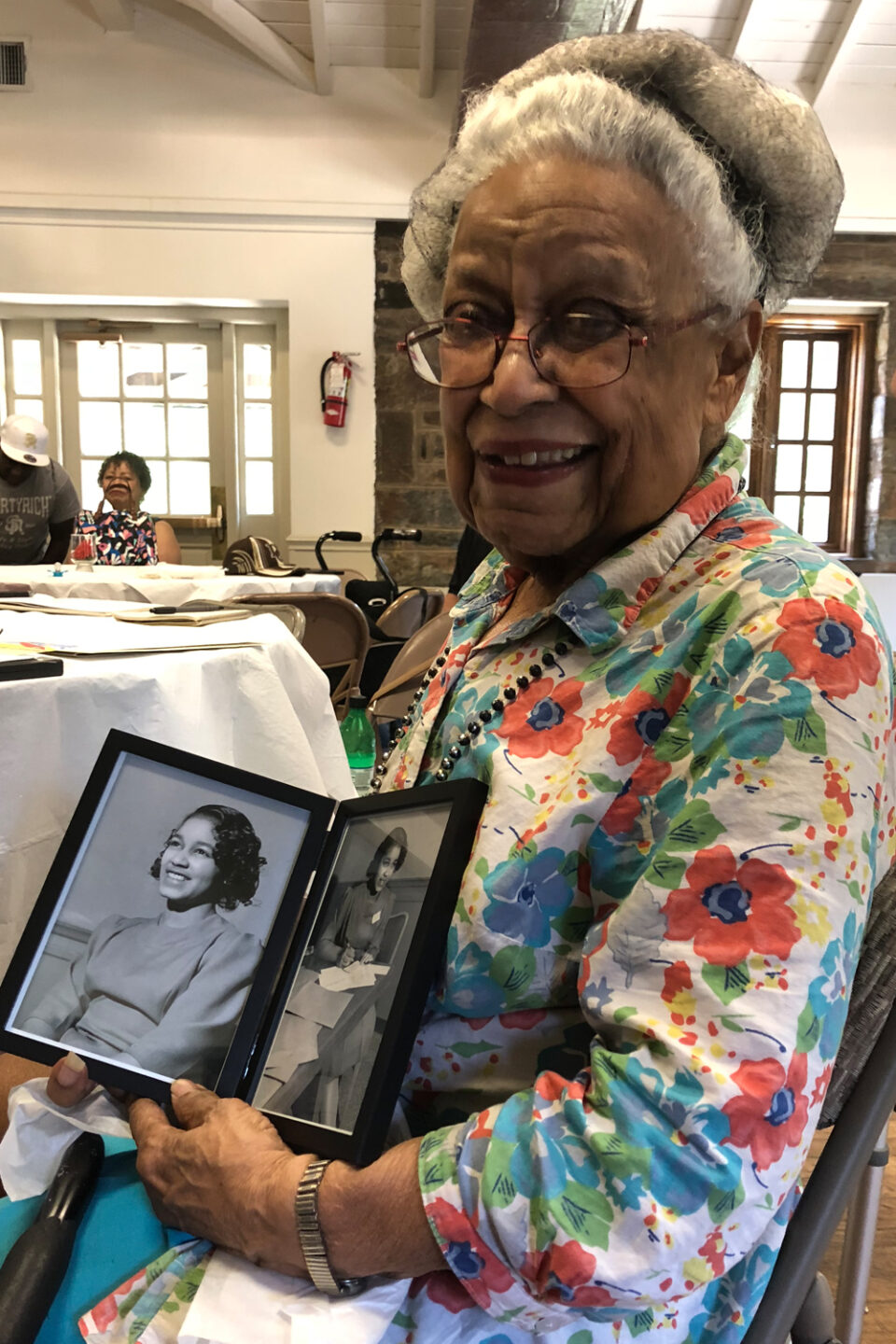 著名的校友 - 南希·杜兰特·埃德蒙兹（Nancy Durant Edmonds）在她的90岁生日聚会上，拿着1944年STS的照片。