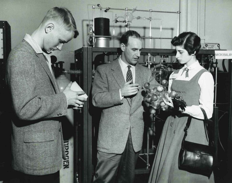 苏珊·凯瑟（Susan Kayser）在1956年的STS期间研究分子模型。