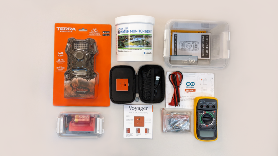 STEM研究套件，包括Arduino Starter kits, PocketLab Voyagers, Trail Cameras和LaMotte Water Monitoring工具包。