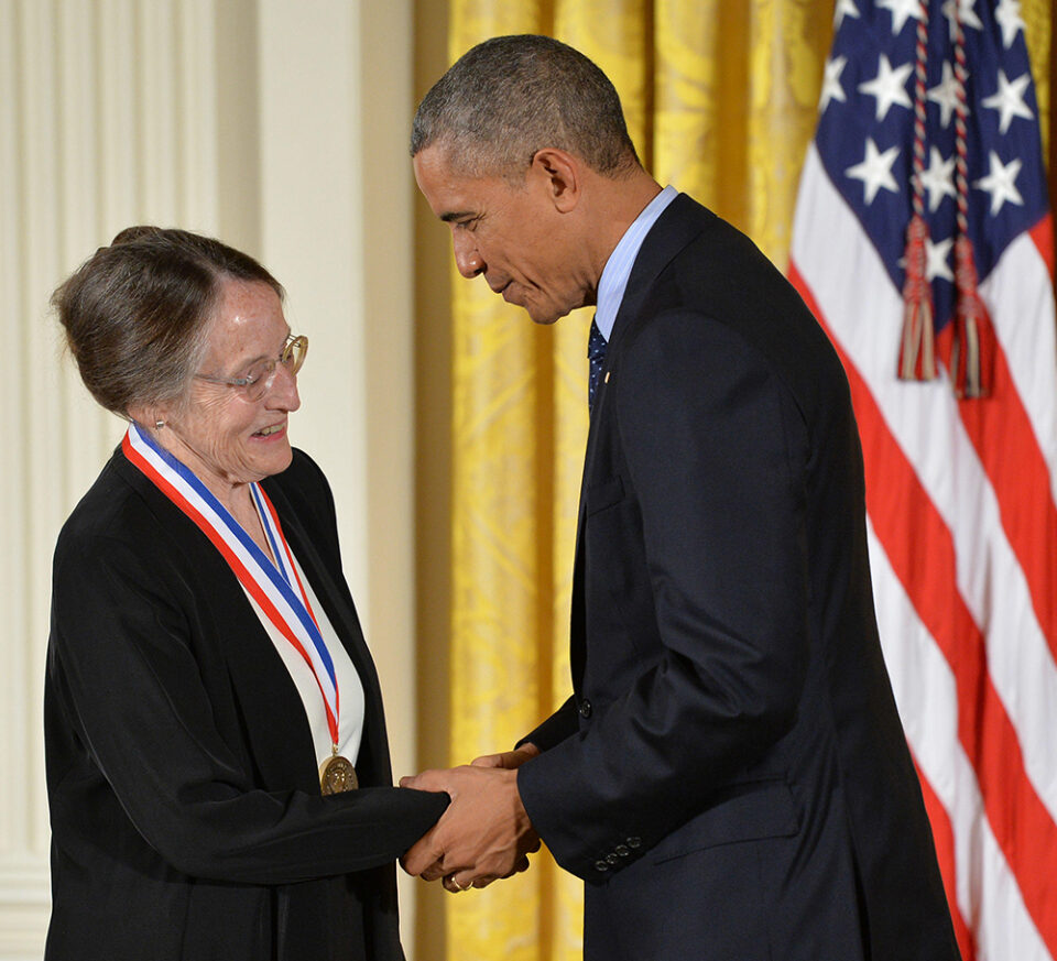 著名校友 - 玛丽·肖 - 巴拉克·奥巴马（Mary Shaw） - 卡内基·梅隆大学（Carnegie Mellon University）的玛丽·肖（Mary Shaw）颁发了国家技术和创新奖章，2014年11月20日在华盛顿特区的白宫举行的仪式上