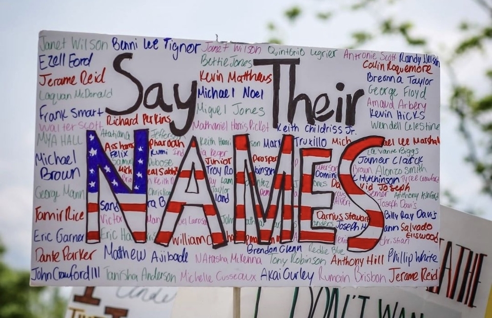 抗议活动中的一块牌子上写着“说出他们的名字”