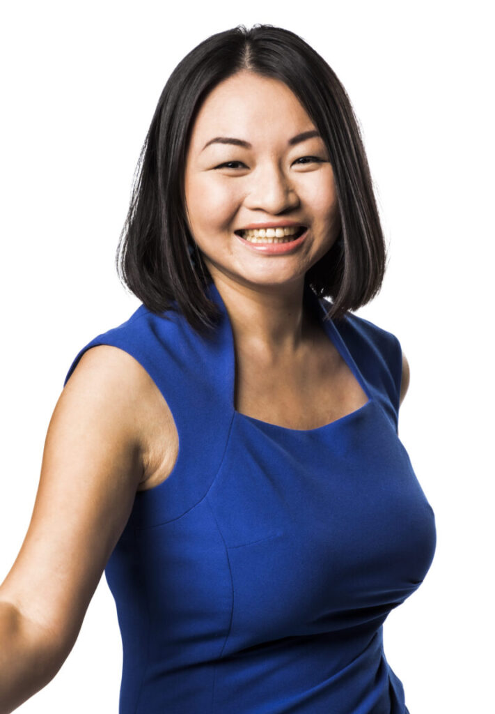 Bonnie Lei是STS 2011和ISEF 2011的校友Bonnie Lei，在白色背景前摆姿势，微笑。