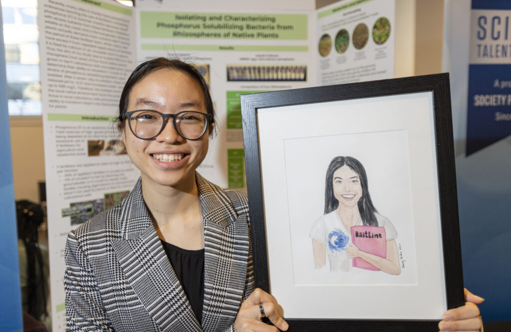 2022 STS校友Krystal Li在2022年的公共日期在她的项目委员会面前手工绘制了自己的肖像。
