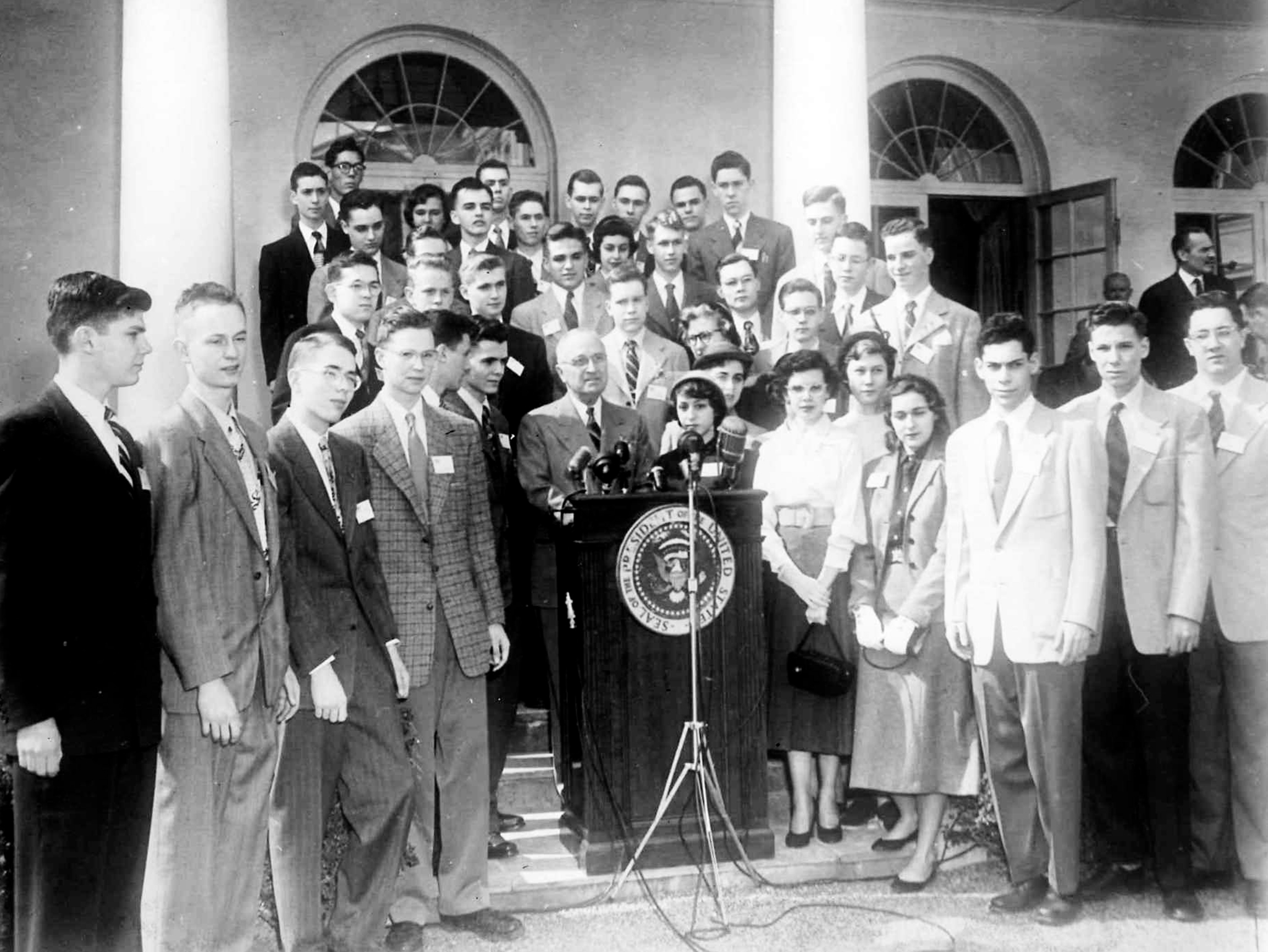 STS决赛选手在白宫草坪上与杜鲁门总统会面