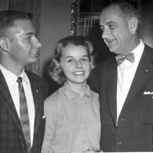 1960年，STS决赛选手在国会大厦与参议员约翰逊会面