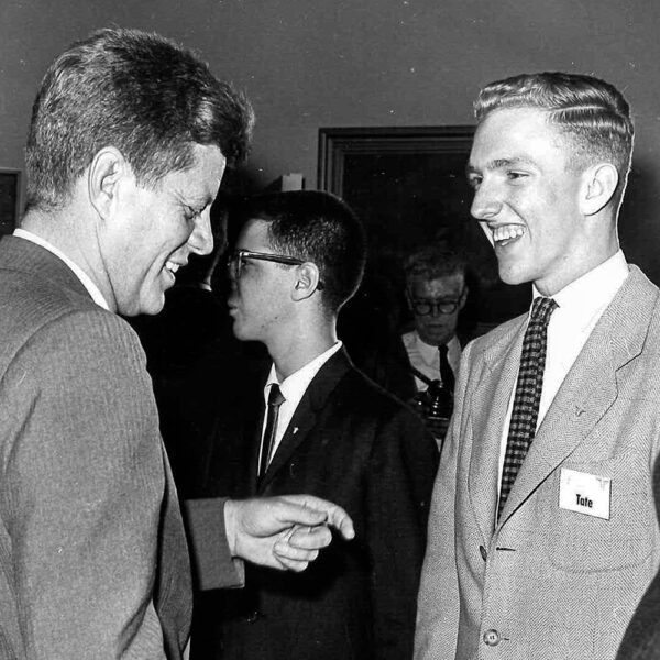 1961年，STS决赛选手威廉·泰特会见肯尼迪总统