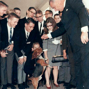 1965年，约翰逊总统的狗为STS决赛选手表演魔术