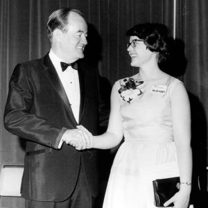 1967年STS决赛选手Martha Verbrugge会见副总统Humphrey
