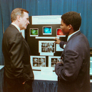 1991年STS决赛选手Yves Jeanty与布什总统讨论他的研究