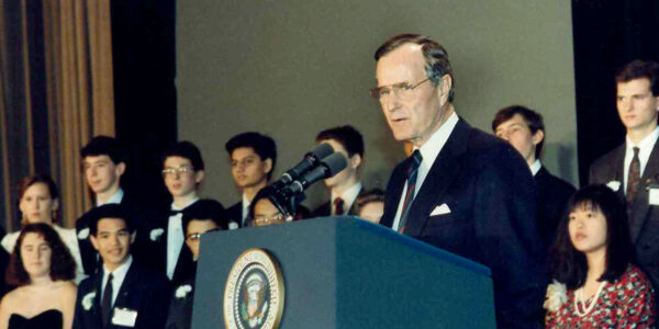 1991年，老布什总统在STS颁奖晚会上