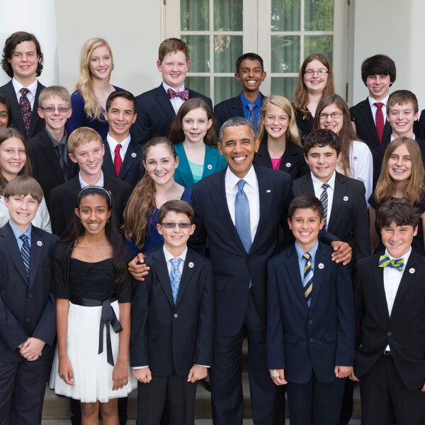 2013年，奥巴马总统与博通大师决赛选手合影