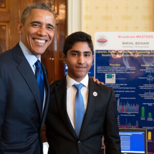 2015年，奥巴马总统与Nikhil Behari站在他的项目前